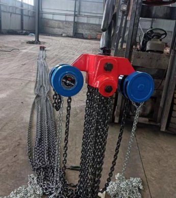 供水管道閥門凍裂,檢修人用倒鏈葫蘆解決吊裝難題