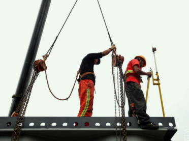 冠航手拉葫蘆參與鹽洛高速鋼腹板吊裝工作